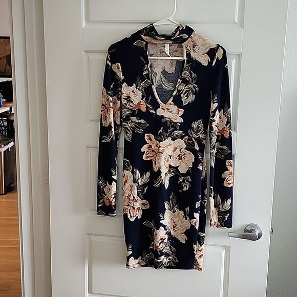 Long-sleeved Mini Dress - Picture 1 of 3
